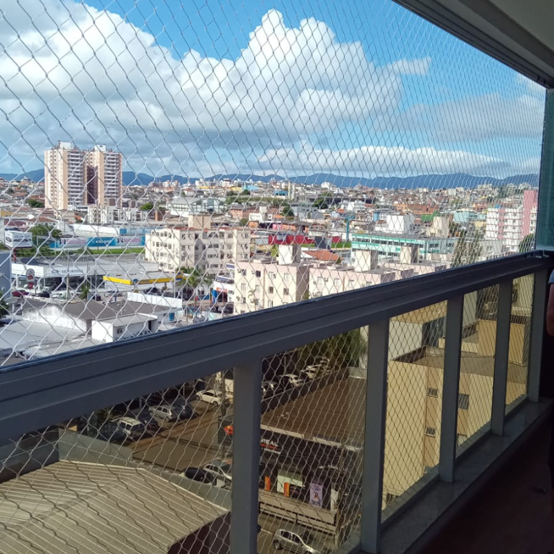 Sacada protegida com tela de proteção forte e com instalção de qualidade CL Redes de Proteção.