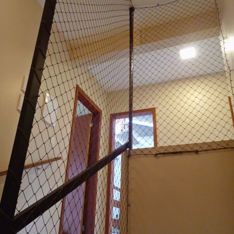 Instalação interna de rede de proteção para pets