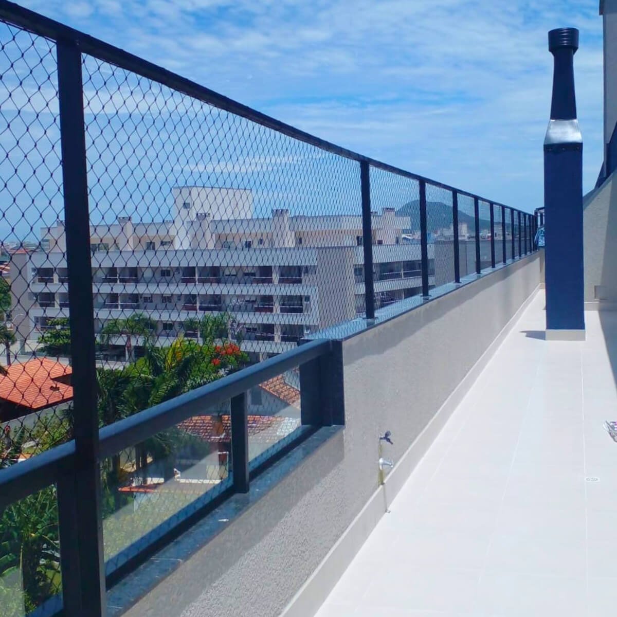 Equipe CL Redes instalando rede de proteção em janela de apartamento.