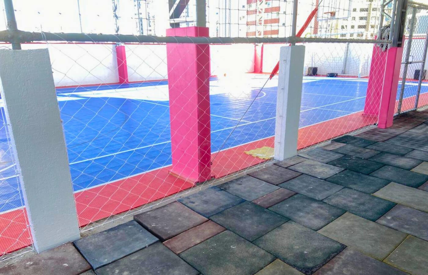 Quadra poliesportiva com rede de proteção