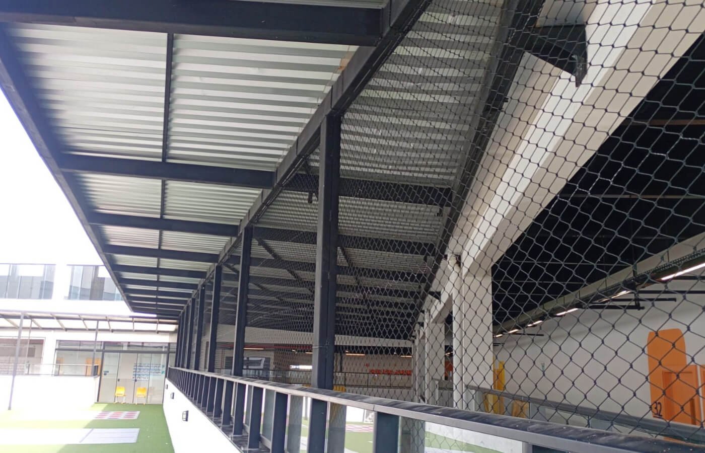 Detalhe da rede de proteção esportiva de alta resistência.